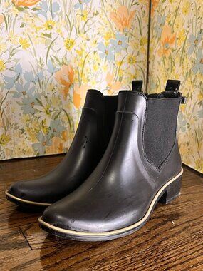 Kate Spade Sedgewick rain booties size 8/9 black gold accent